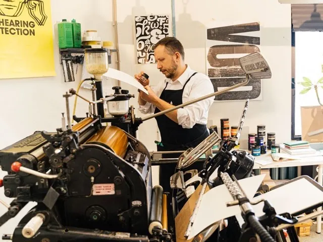 CNC-programozó a szerszámpályát ellenőrzi a CAM-szoftverben